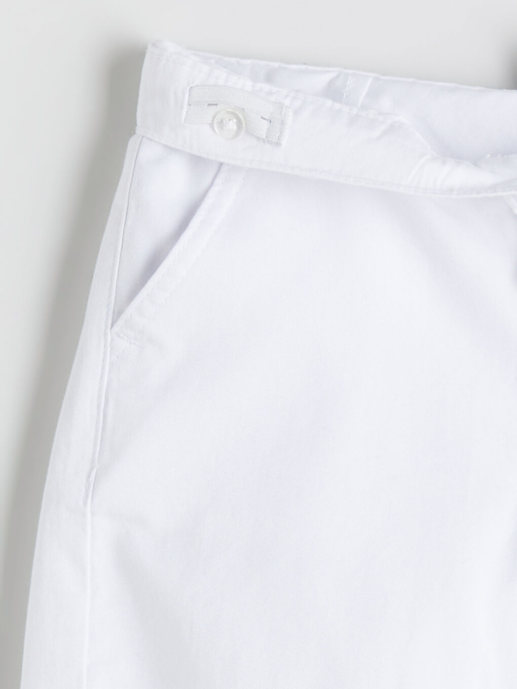 Beyaz Beli Ayarlanabilir Lastikli Erkek Çocuk Şort-1