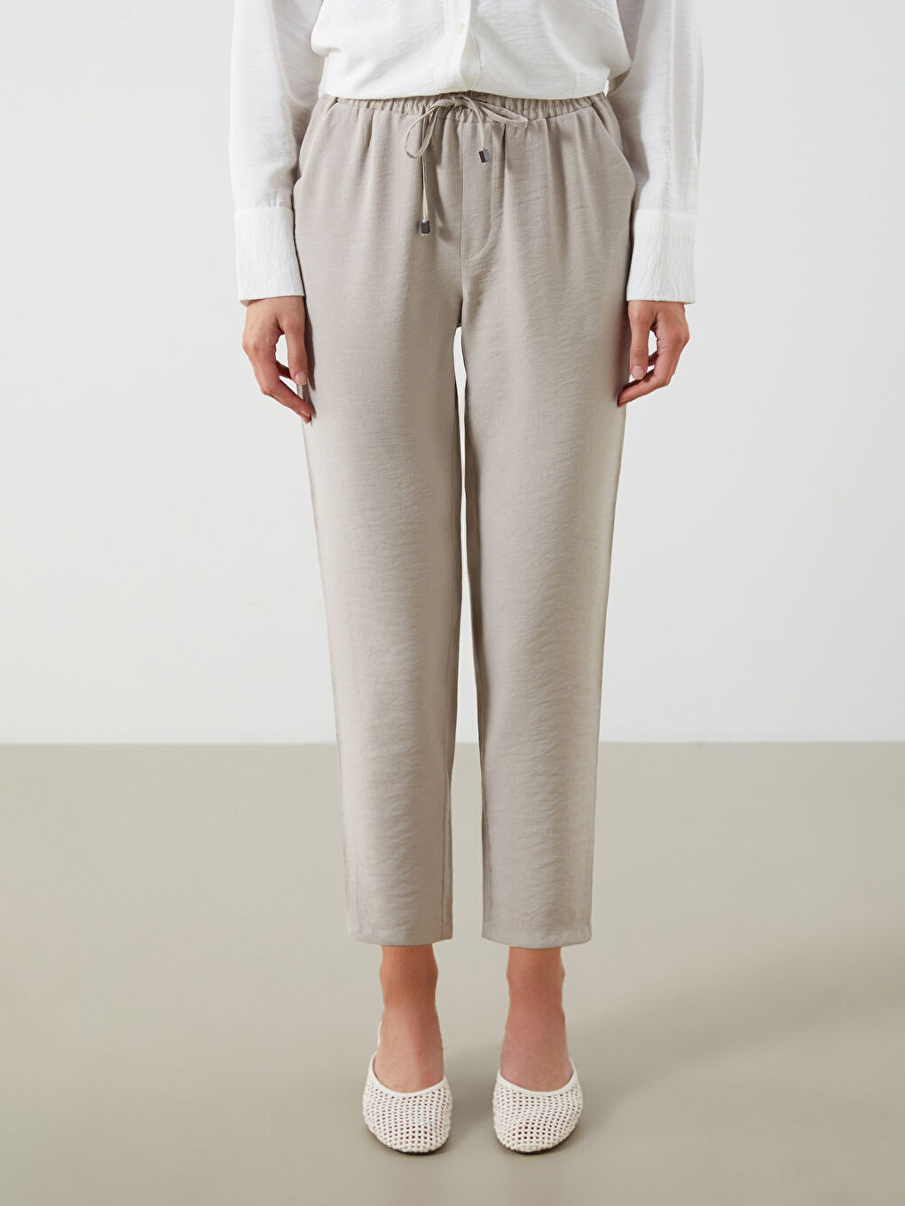 Bej Beli Lastikli Havuç Kesim Kadın Pantolon-1