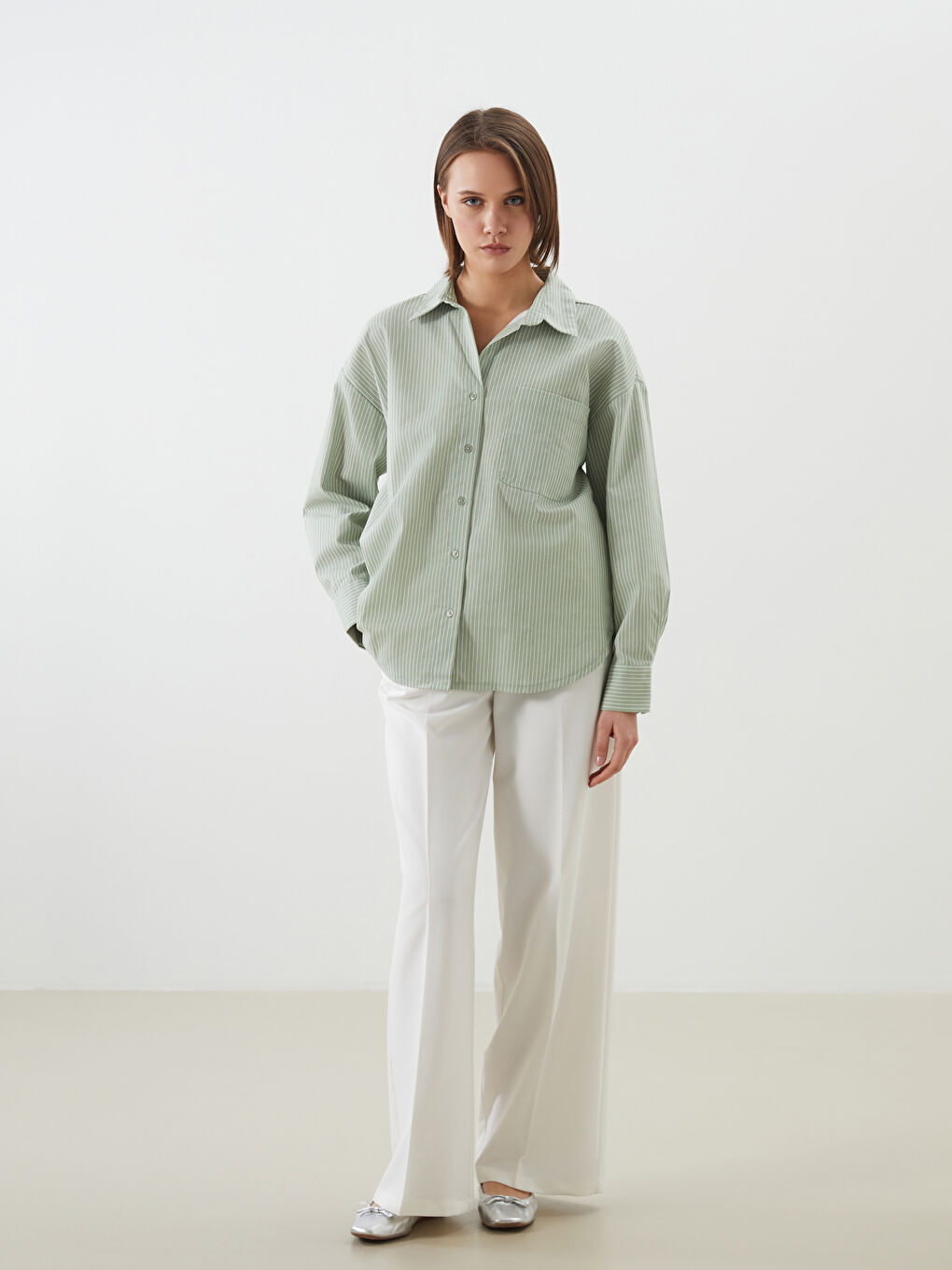 قميص نسائي واسع الحجم مُخَطَّط بمزيج الكتان-1