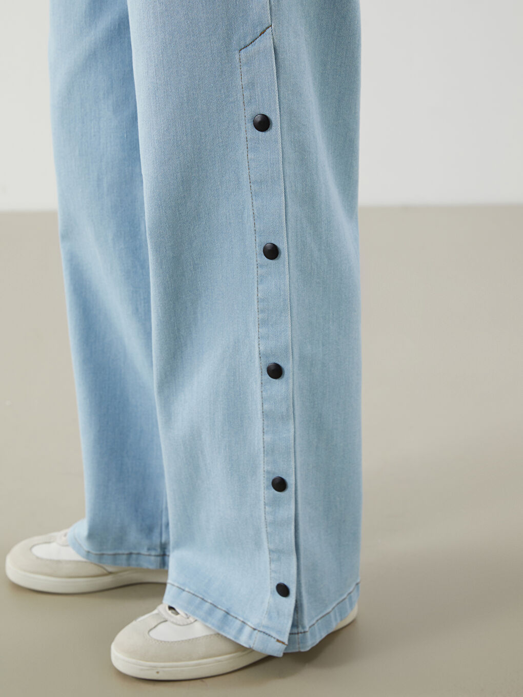 Jean à Taille Élastiquée et Jambe Large pour Femmes-2