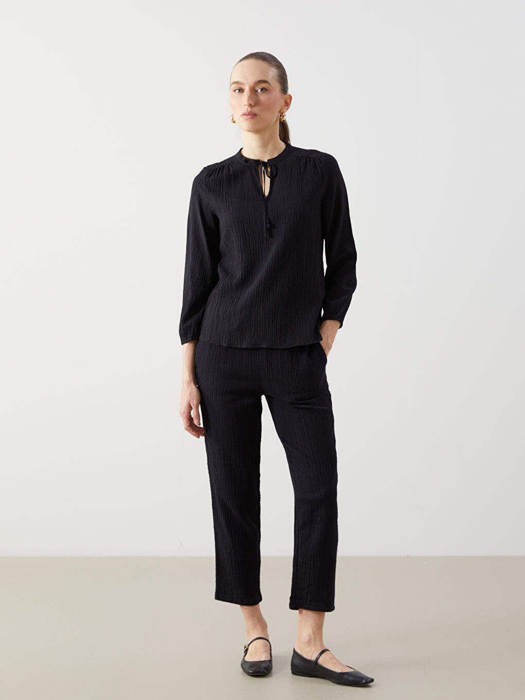 Siyah Bağlamalı Yaka Dokulu Kadın Bluz-1