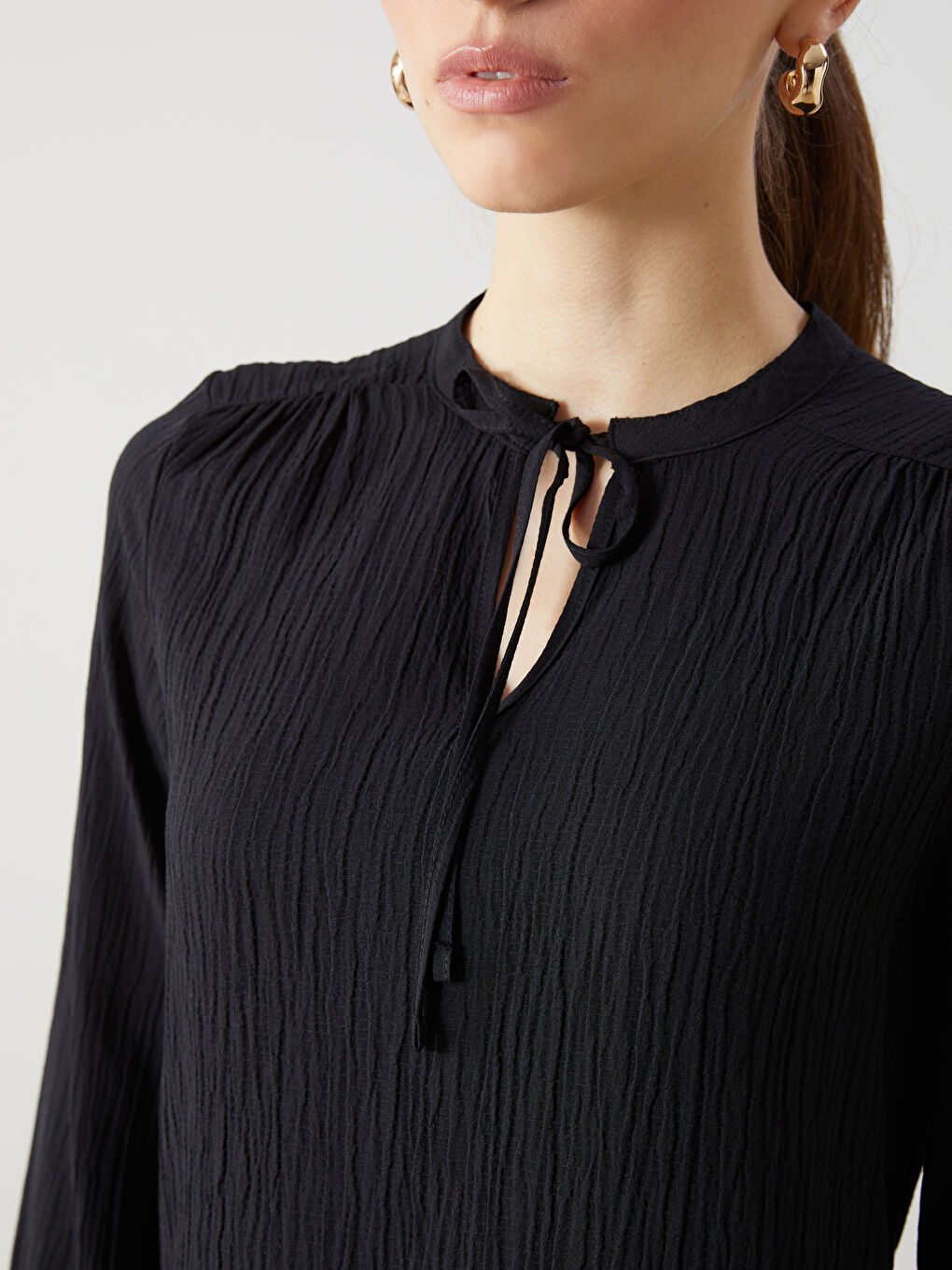 Siyah Bağlamalı Yaka Dokulu Kadın Bluz-2