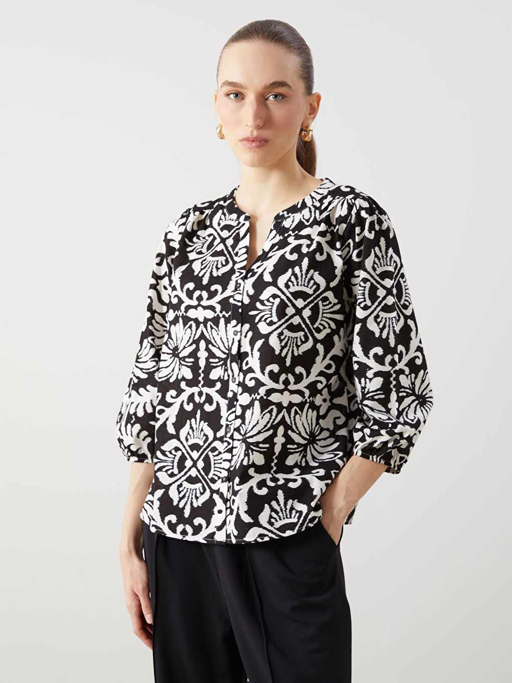 Siyah Kaçık Yaka Desenli Kadın Bluz