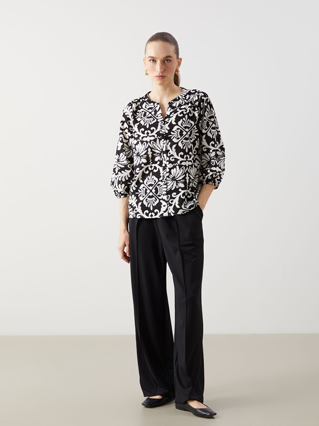 Siyah Kaçık Yaka Desenli Kadın Bluz-1