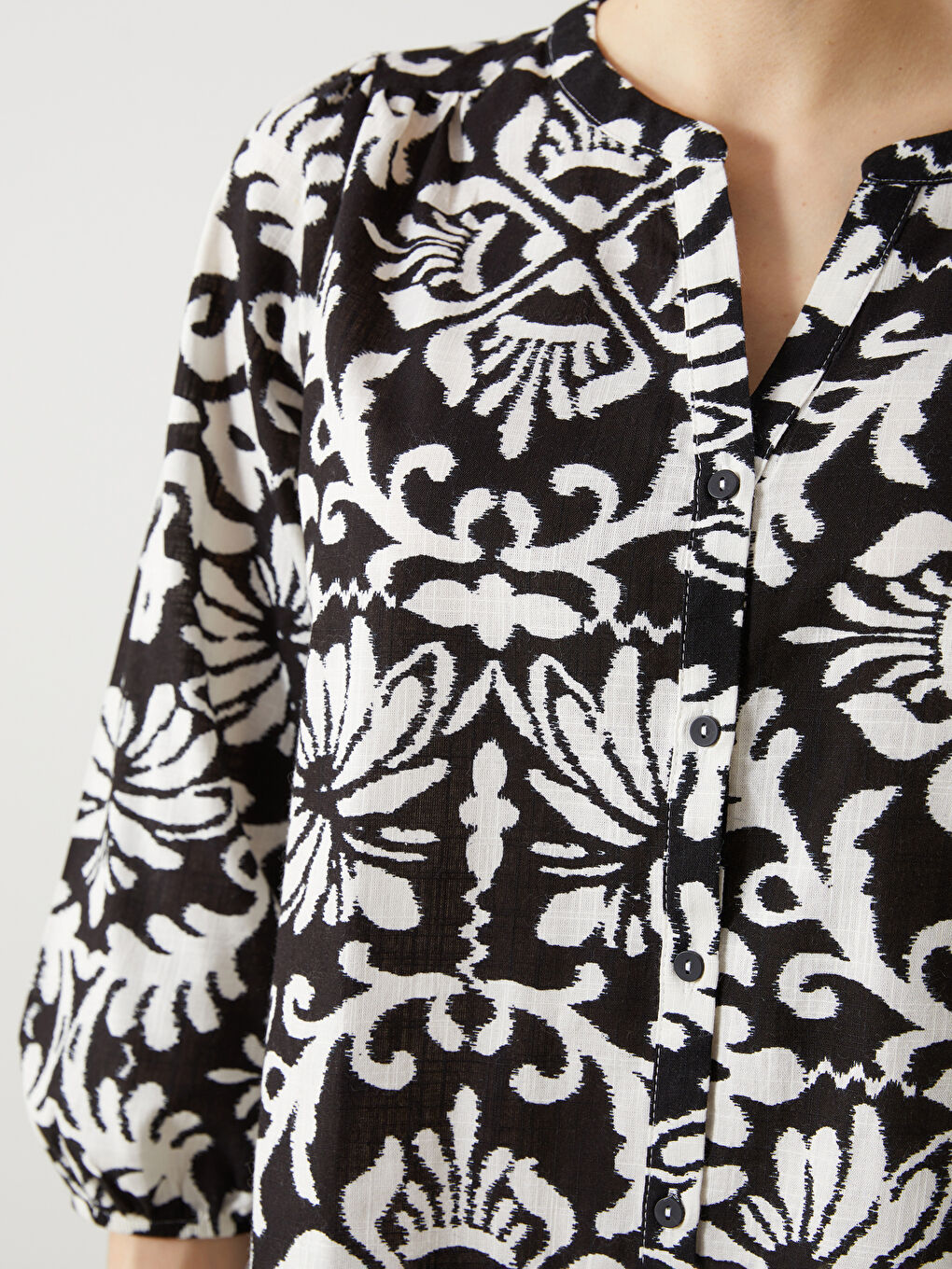 Siyah Kaçık Yaka Desenli Kadın Bluz-2