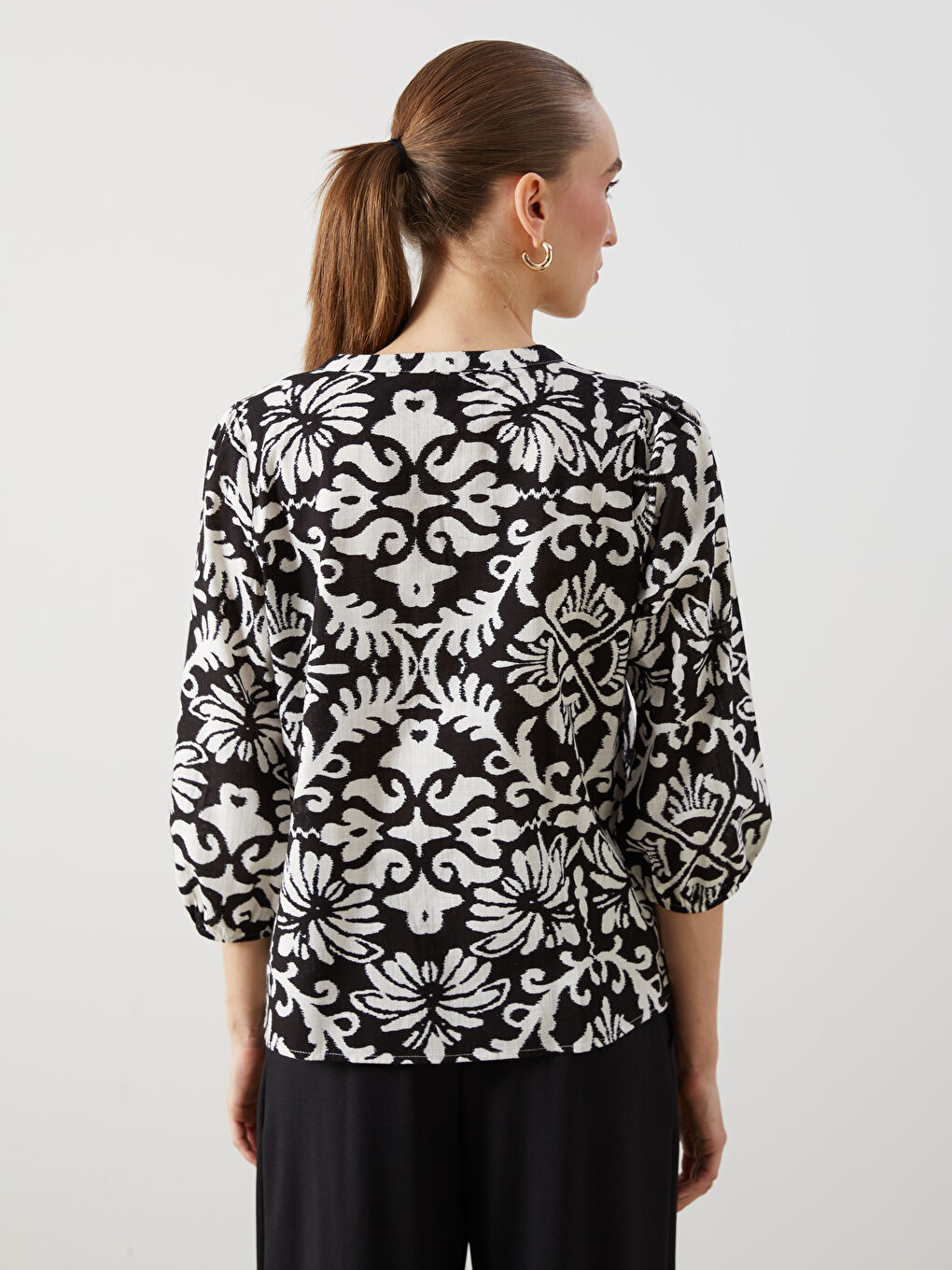 Siyah Kaçık Yaka Desenli Kadın Bluz-3