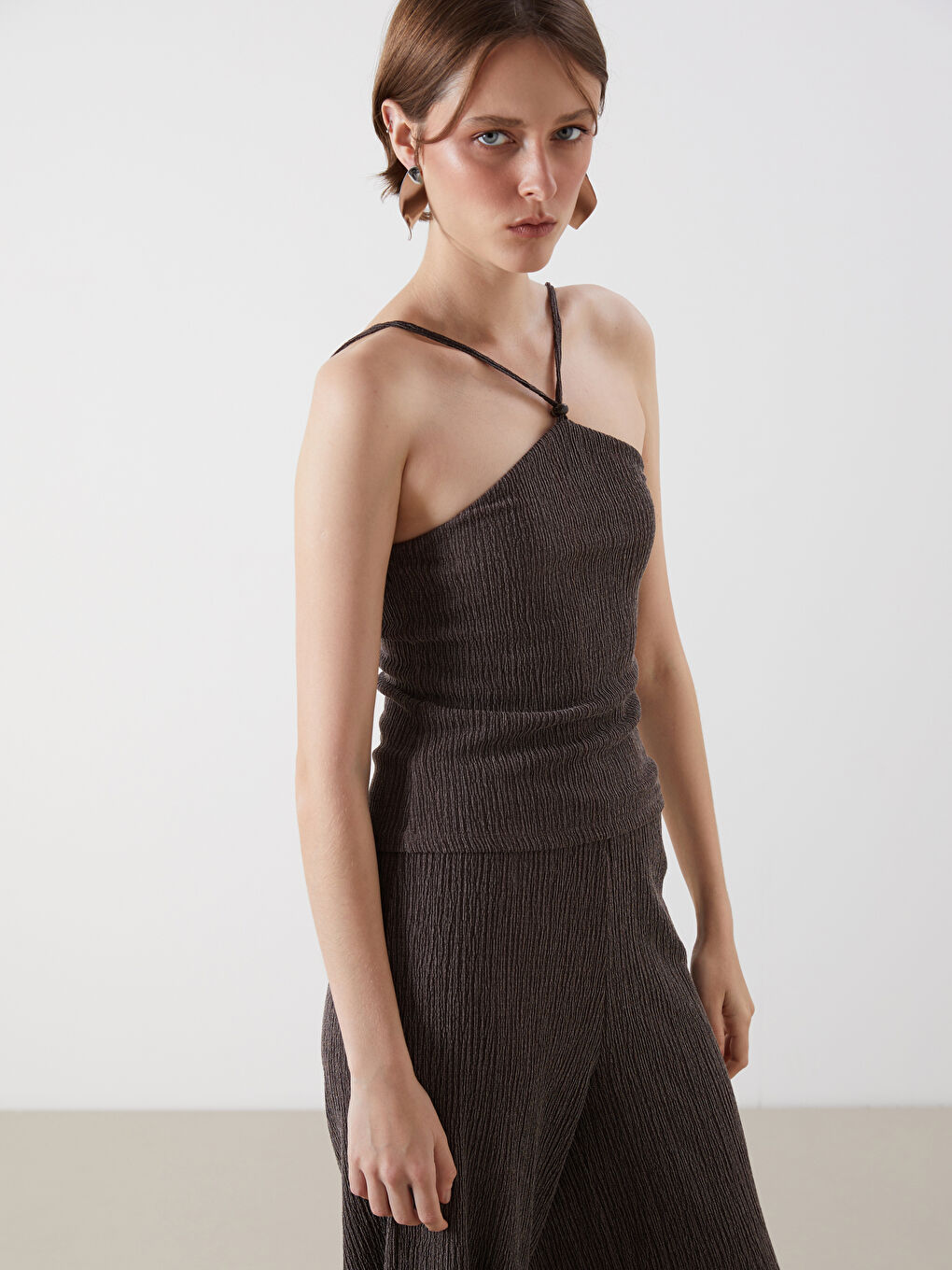 Kahverengi Halter Yaka Dokulu Askılı Bluz