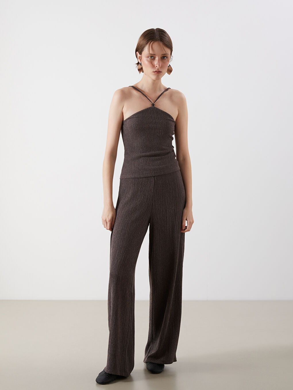 Kahverengi Halter Yaka Dokulu Askılı Bluz-1