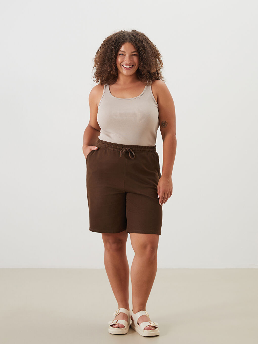 Kahverengi Beli Lastikli Kadın Şort-1