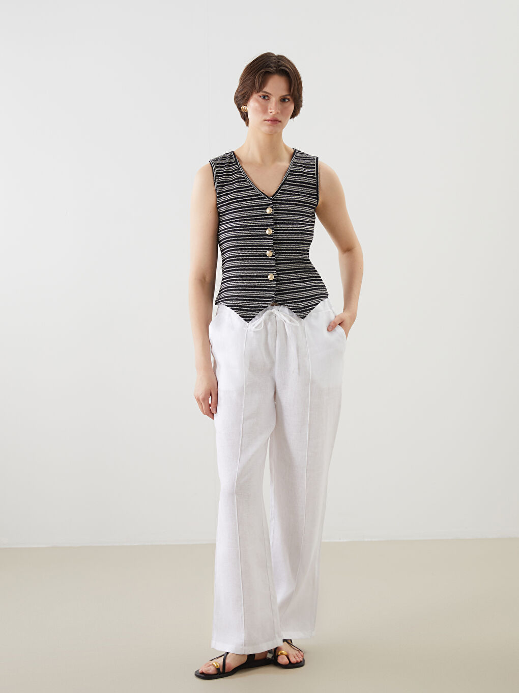 Siyah V Yaka Çizgili Kadın Yelek-1