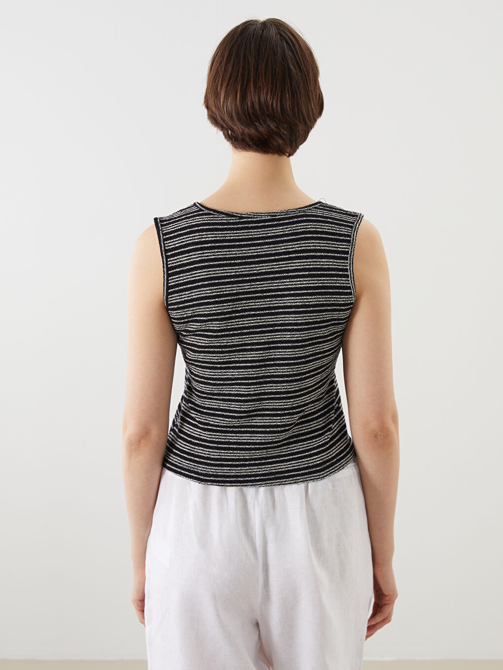 Siyah V Yaka Çizgili Kadın Yelek-3