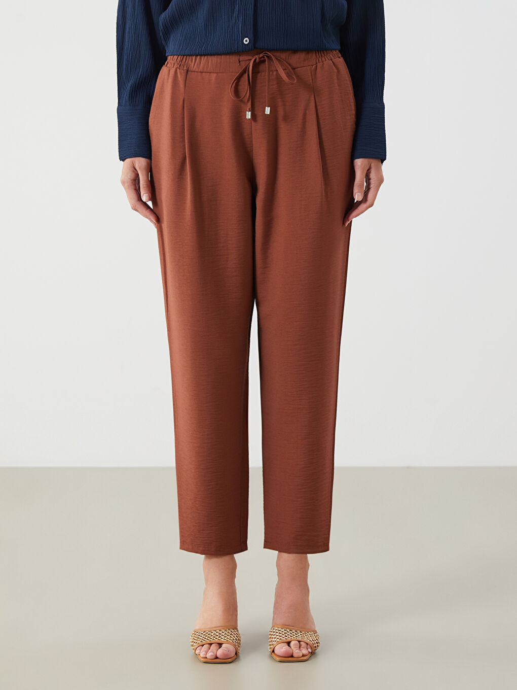LCWAIKIKI Classic Elastic Waist Carrot Fit Women's Trousers -S5GE23Z8-1HT