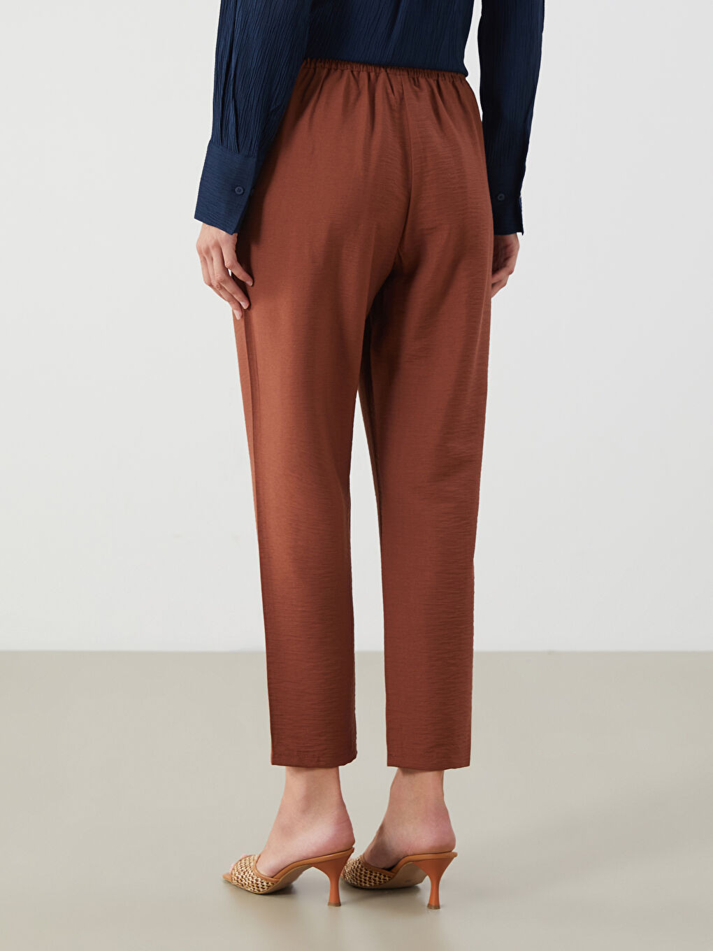 LCWAIKIKI Classic Elastic Waist Carrot Fit Women's Trousers -S5GE23Z8-1HT