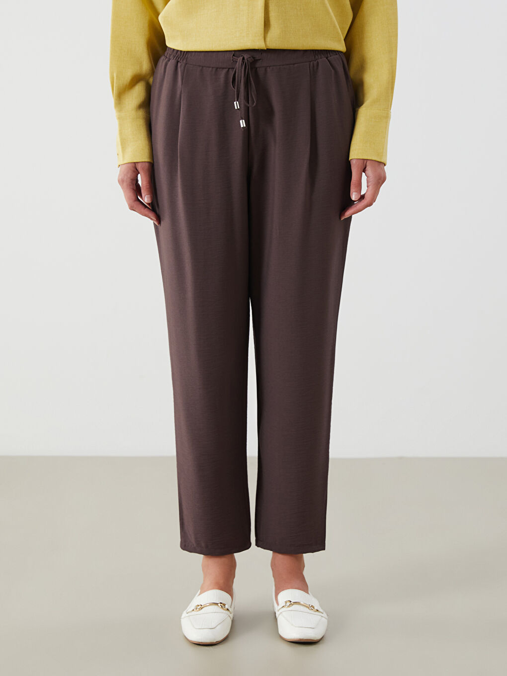 LCWAIKIKI Classic Elastic Waist Carrot Fit Women's Trousers -S5GE23Z8-ZP7