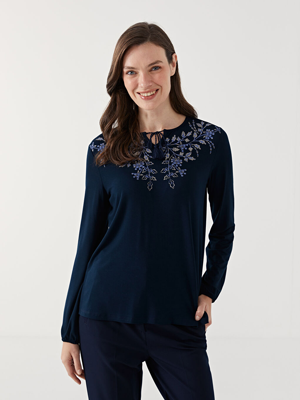 Lacivert Bağlamalı Yaka Çiçekli Kadın Bluz