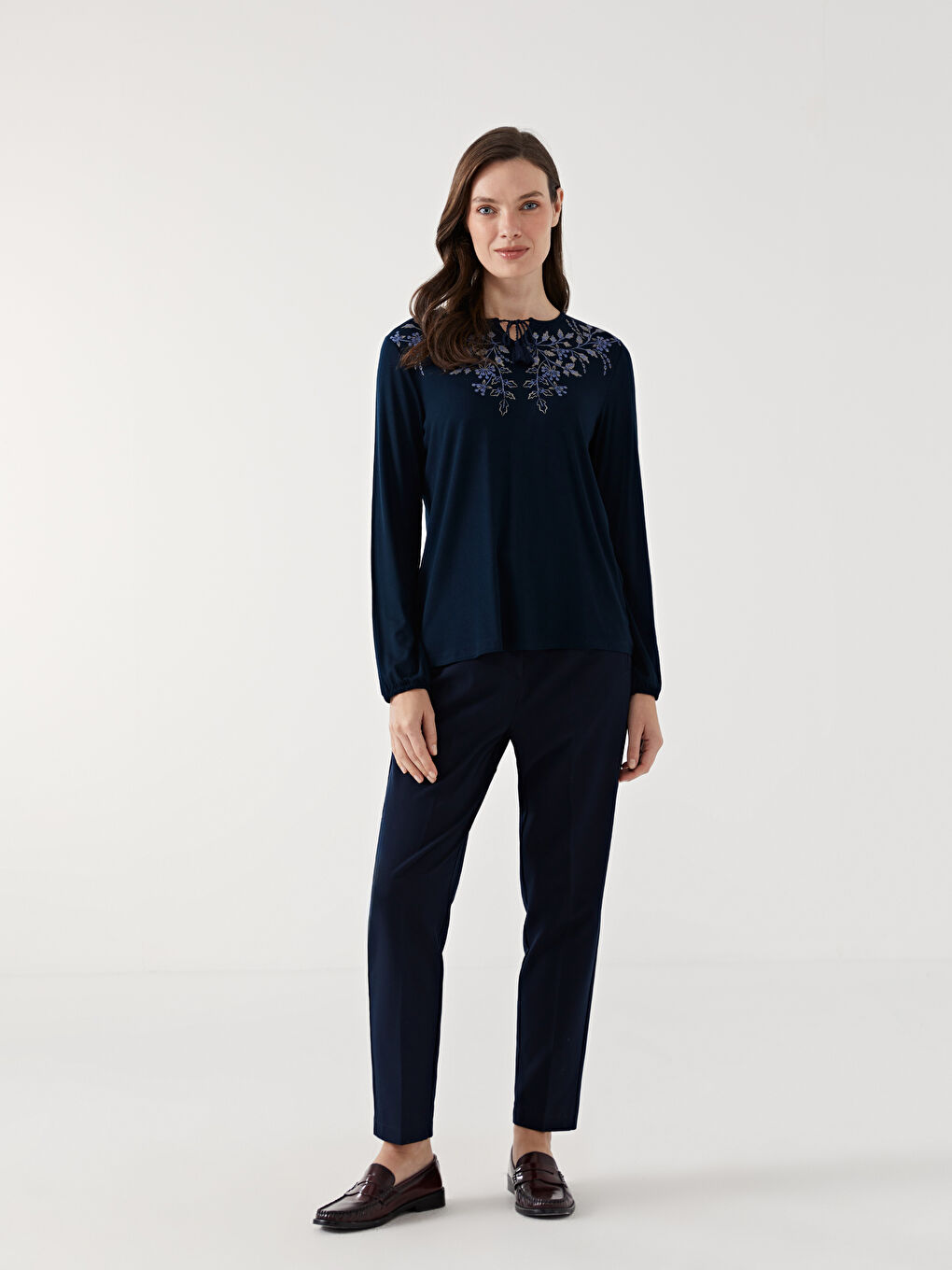 Lacivert Bağlamalı Yaka Çiçekli Kadın Bluz-1