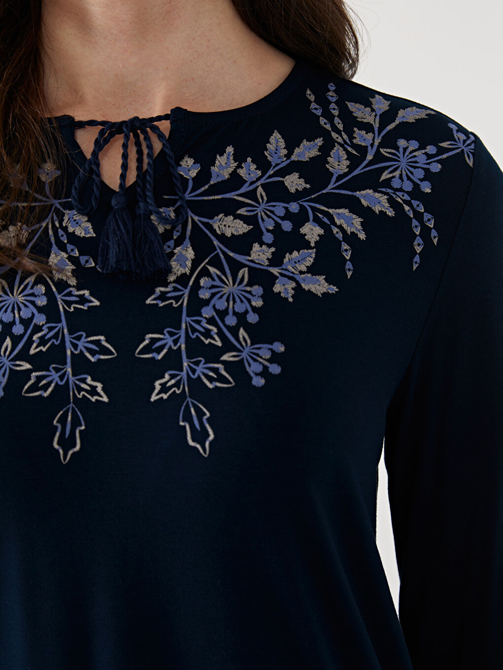 Lacivert Bağlamalı Yaka Çiçekli Kadın Bluz-2