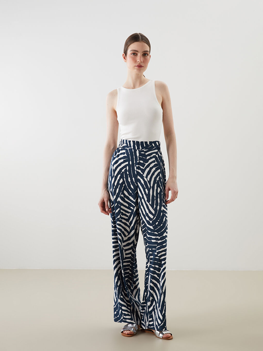 LC Waikiki Pantalone sa elastičnim strukom, uzorkom i širokim nogavicama za žene -S5GG29Z8-LSJ