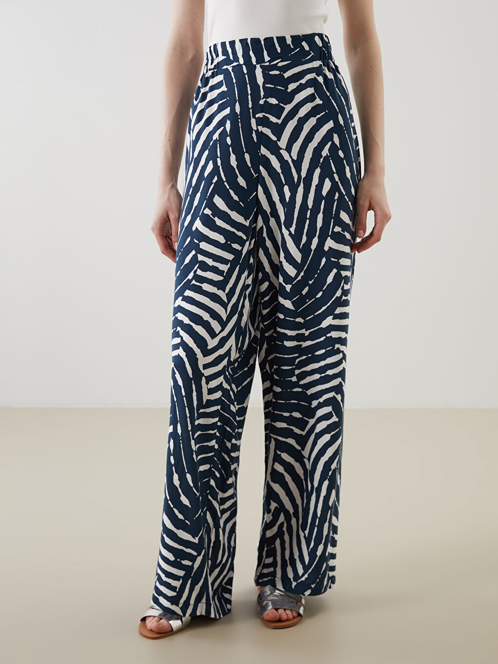 LC Waikiki Pantalone sa elastičnim strukom, uzorkom i širokim nogavicama za žene -S5GG29Z8-LSJ