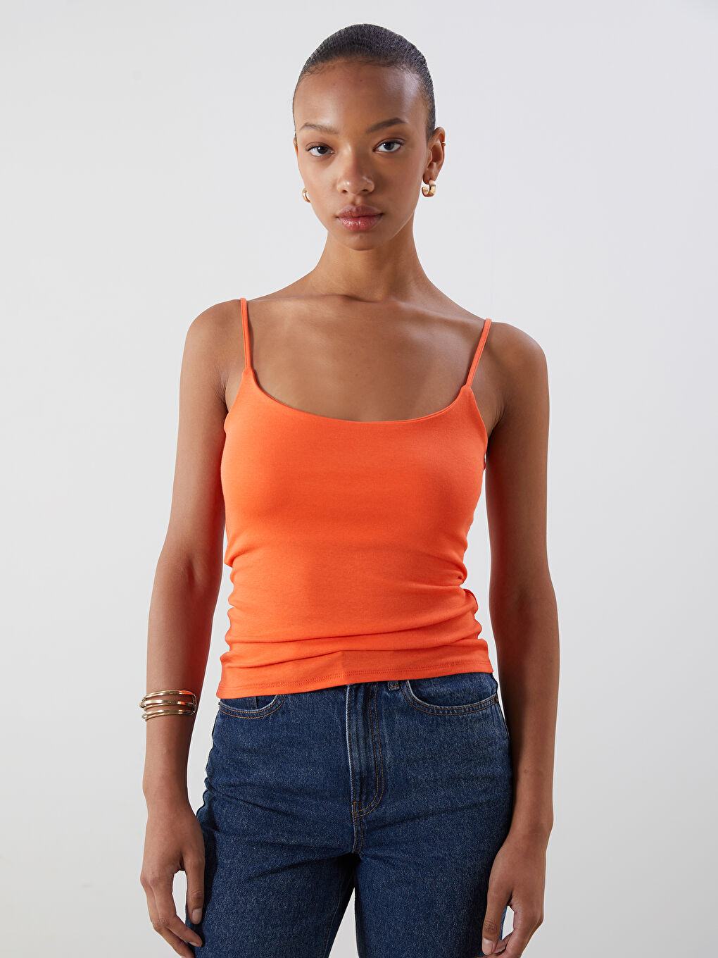 Turuncu U Yaka Kadın Atlet