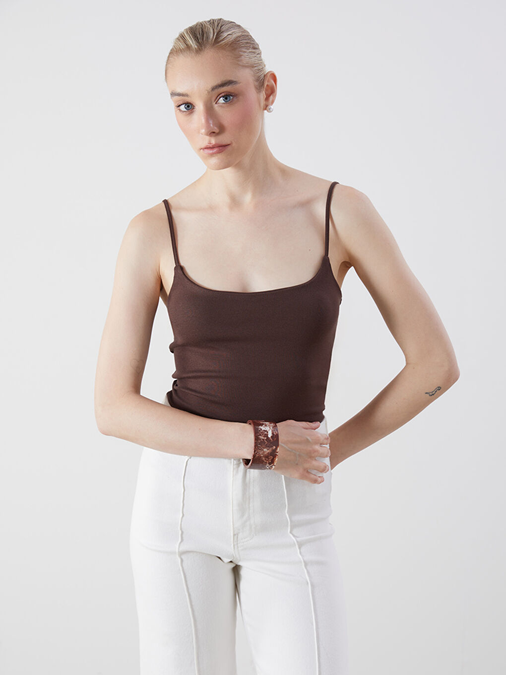 Kahverengi U Yaka Kadın Atlet