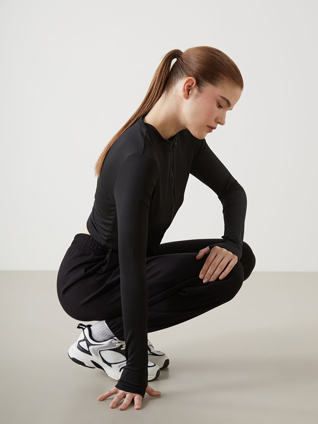 Siyah Dik Yaka Kadın Fermuarlı Sweatshirt