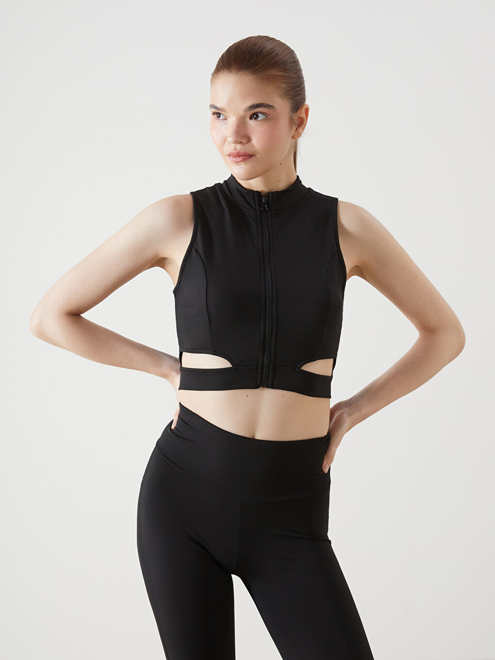 Siyah Dik Yaka Kadın Sporcu Atleti