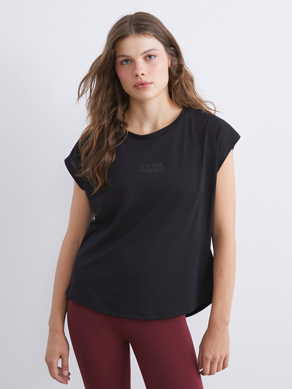 قميص رياضي مطبوع بياقة دائرية للسيدات