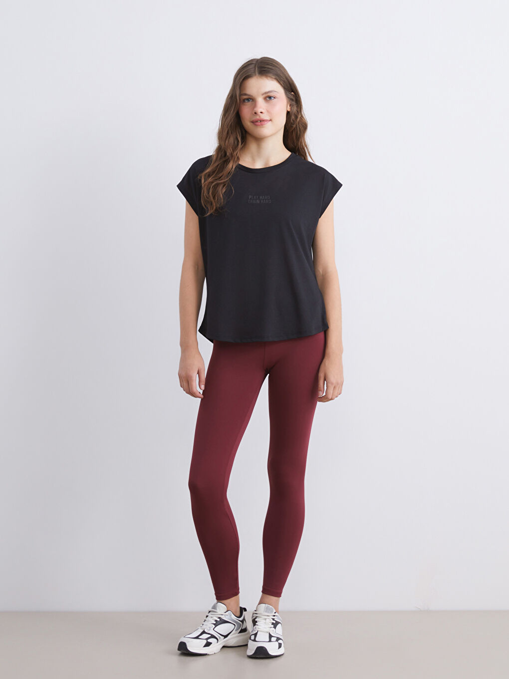 قميص رياضي مطبوع بياقة دائرية للسيدات-1