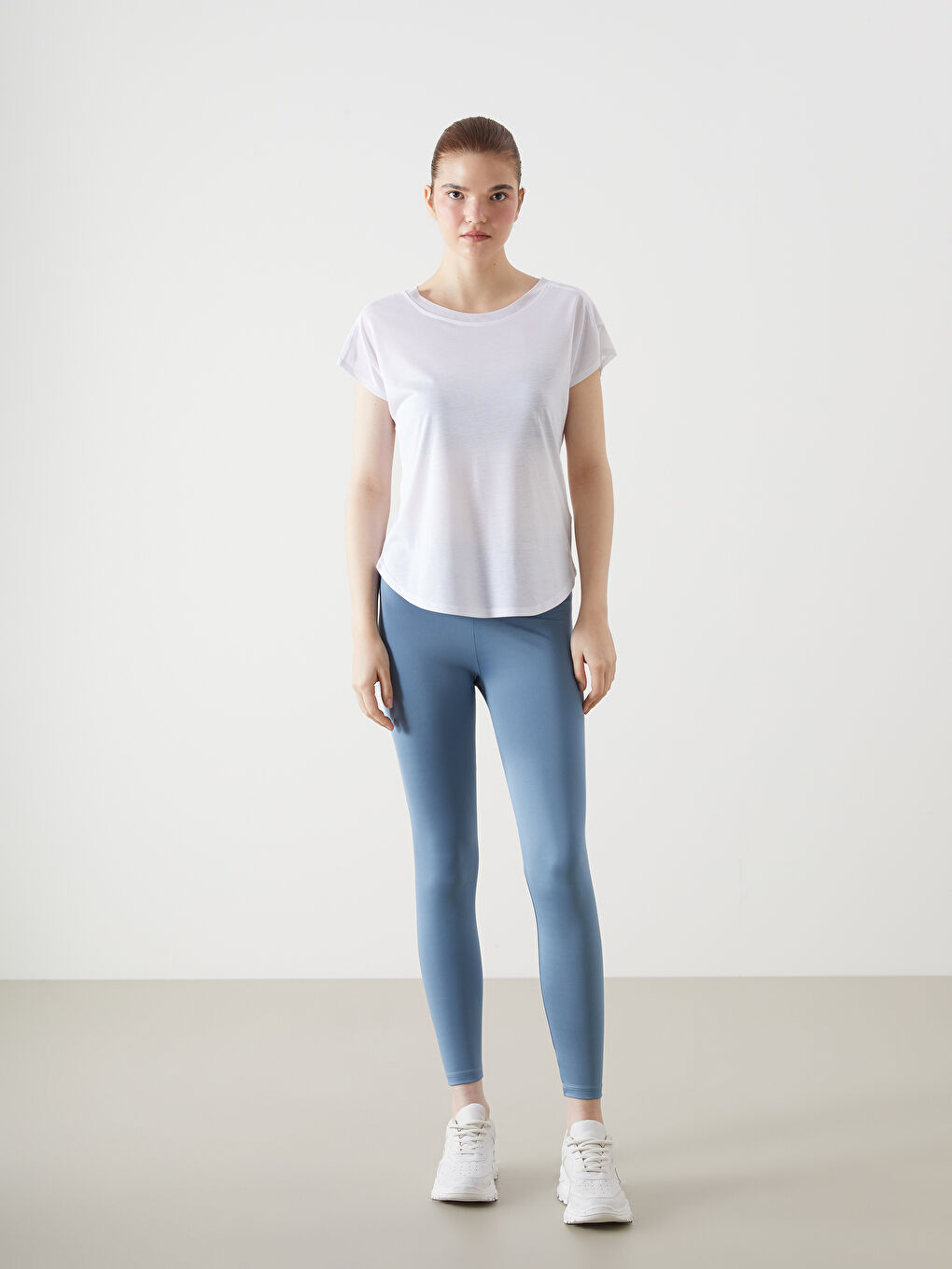 Beyaz Bisiklet Yaka Kadın Spor Tişört-1