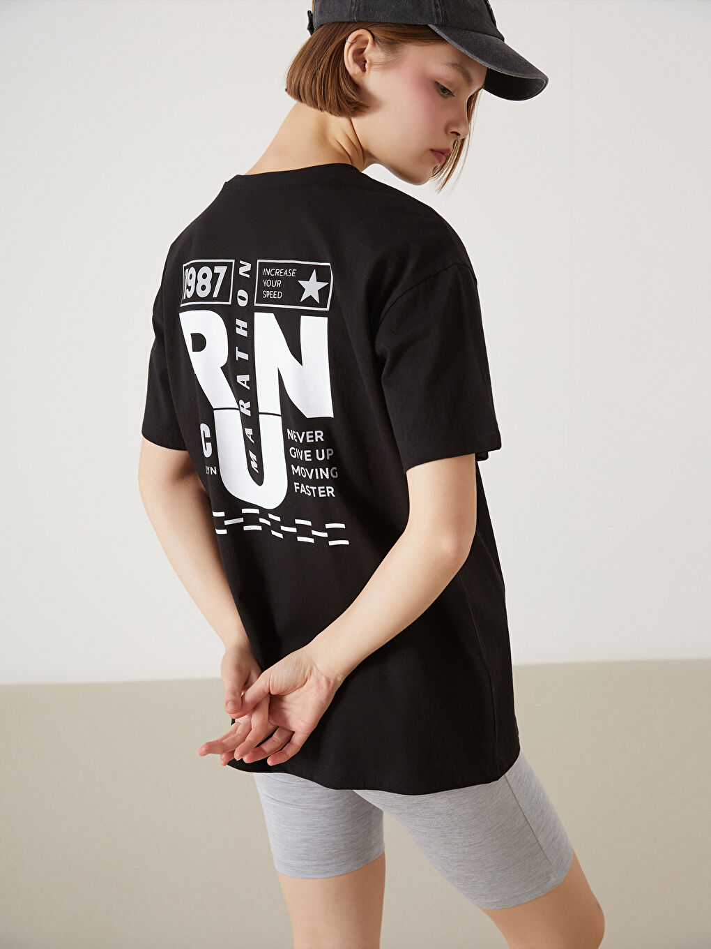 Siyah Bisiklet Yaka Baskılı Oversize Kadın Tişört
