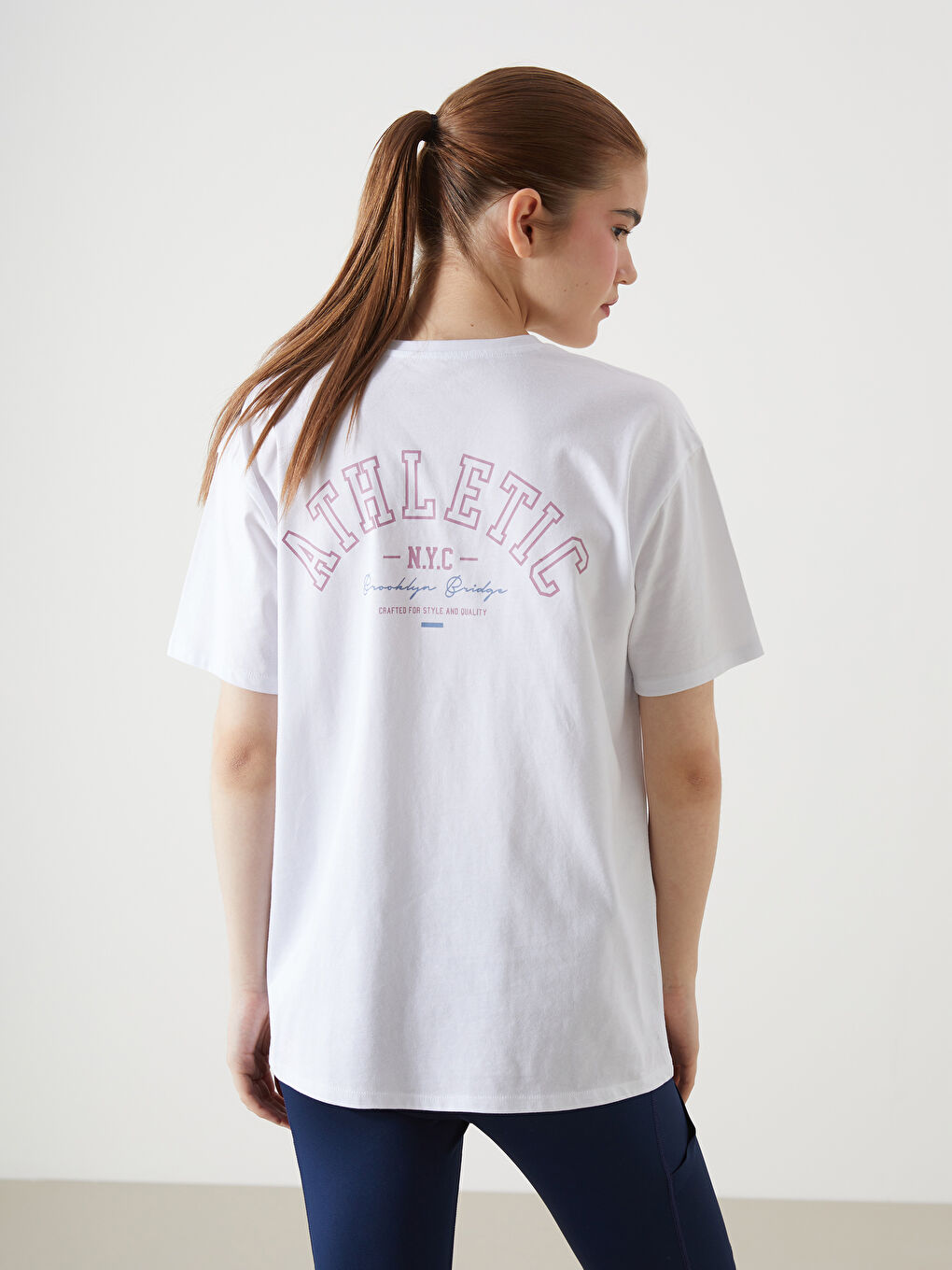 Beyaz Bisiklet Yaka Baskılı Oversize Kadın Spor Tişört