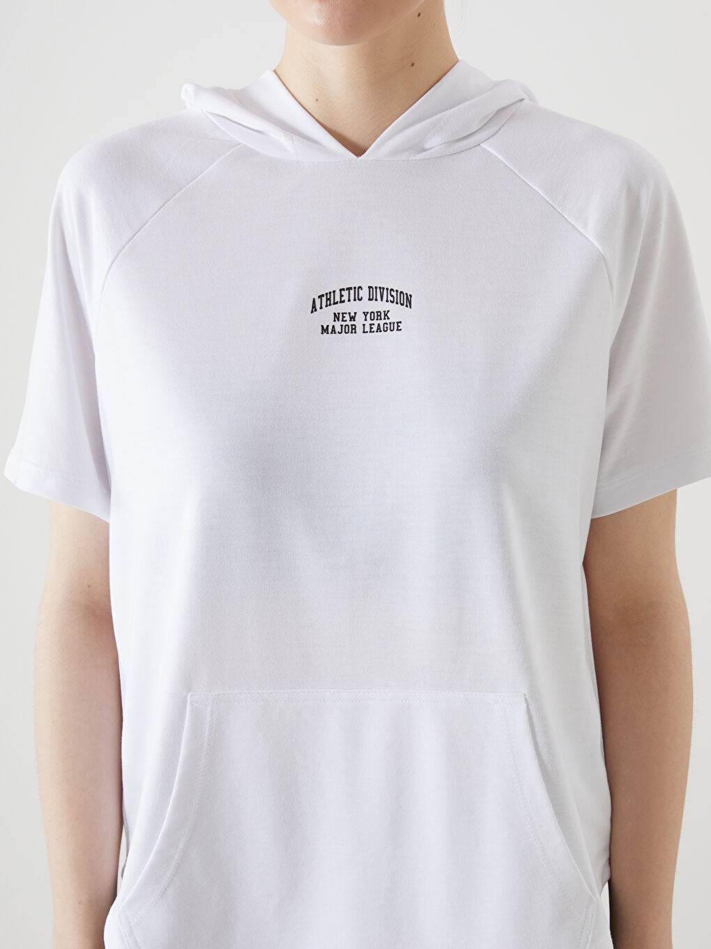 Beyaz Kapüşonlu Baskılı Kadın Spor Tişört-2