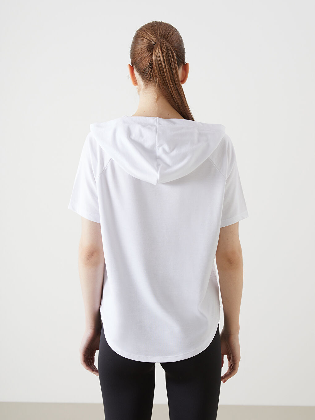 Beyaz Kapüşonlu Baskılı Kadın Spor Tişört-3