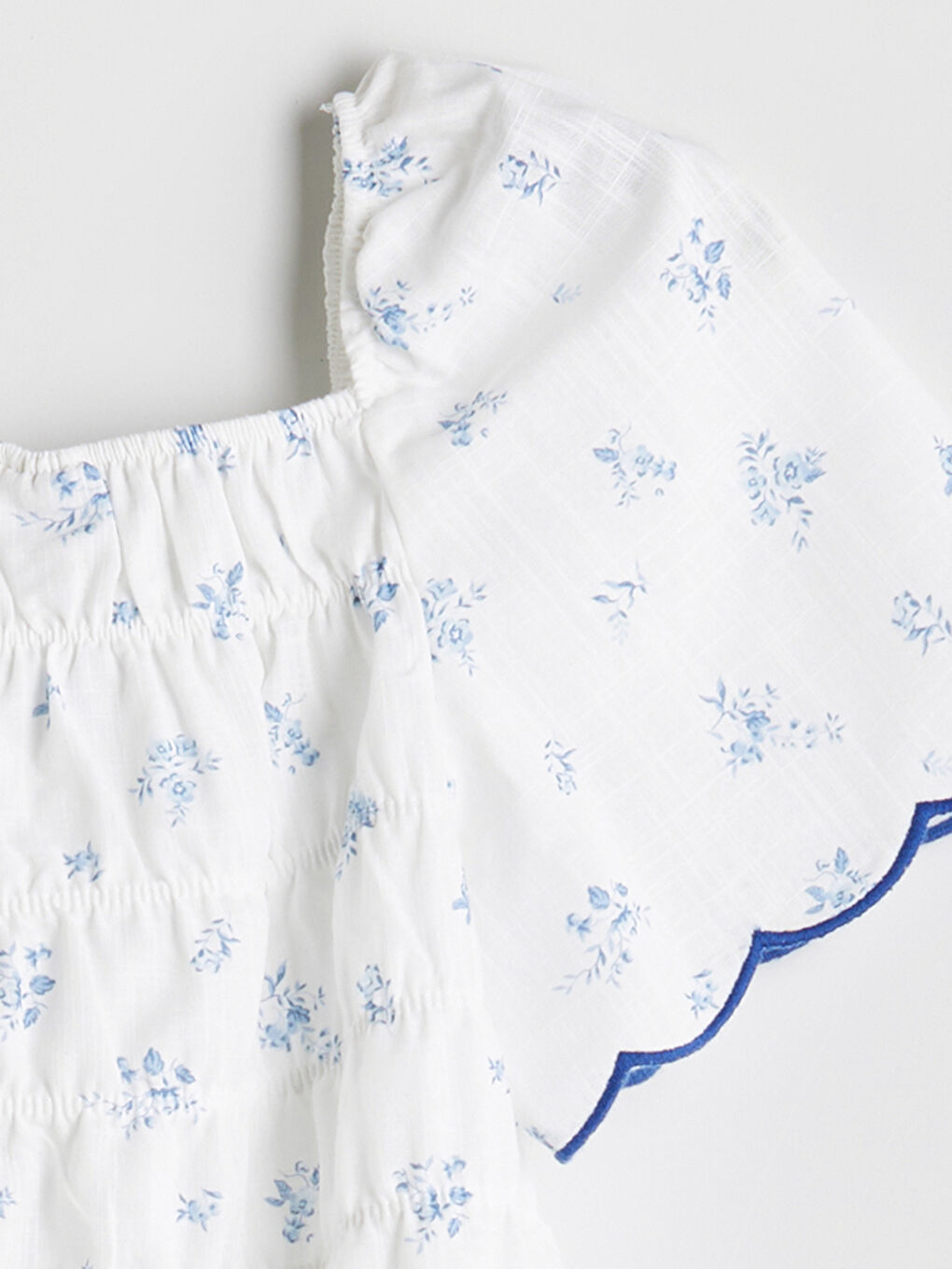 Beyaz Kare Yaka Çiçekli Kız Çocuk Bluz-1