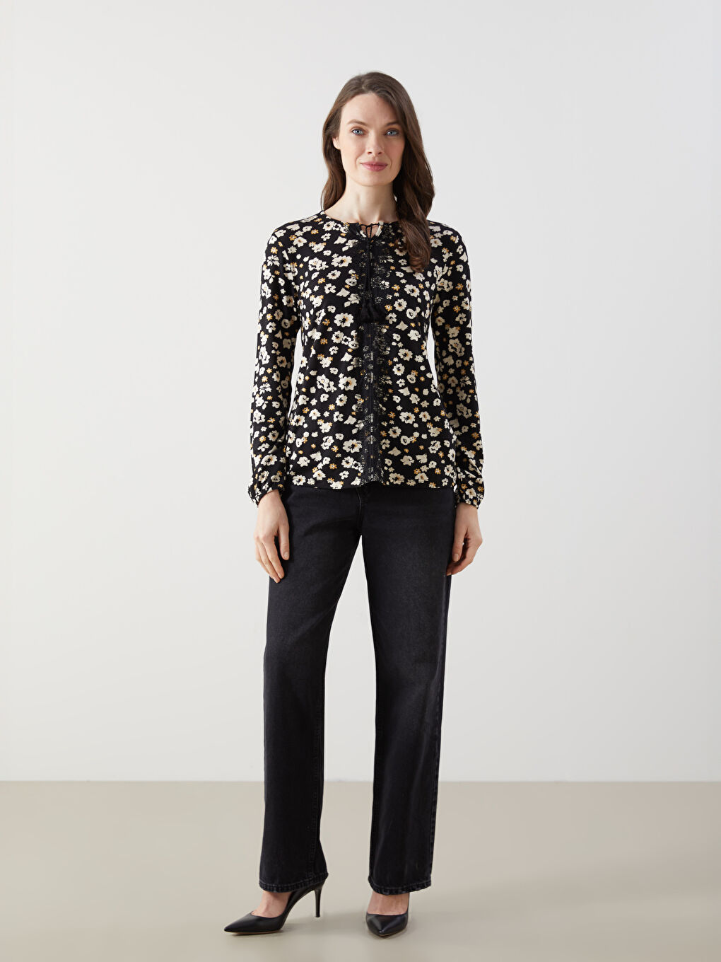 Siyah Bağlamalı Yaka Çiçekli Kadın Bluz-1