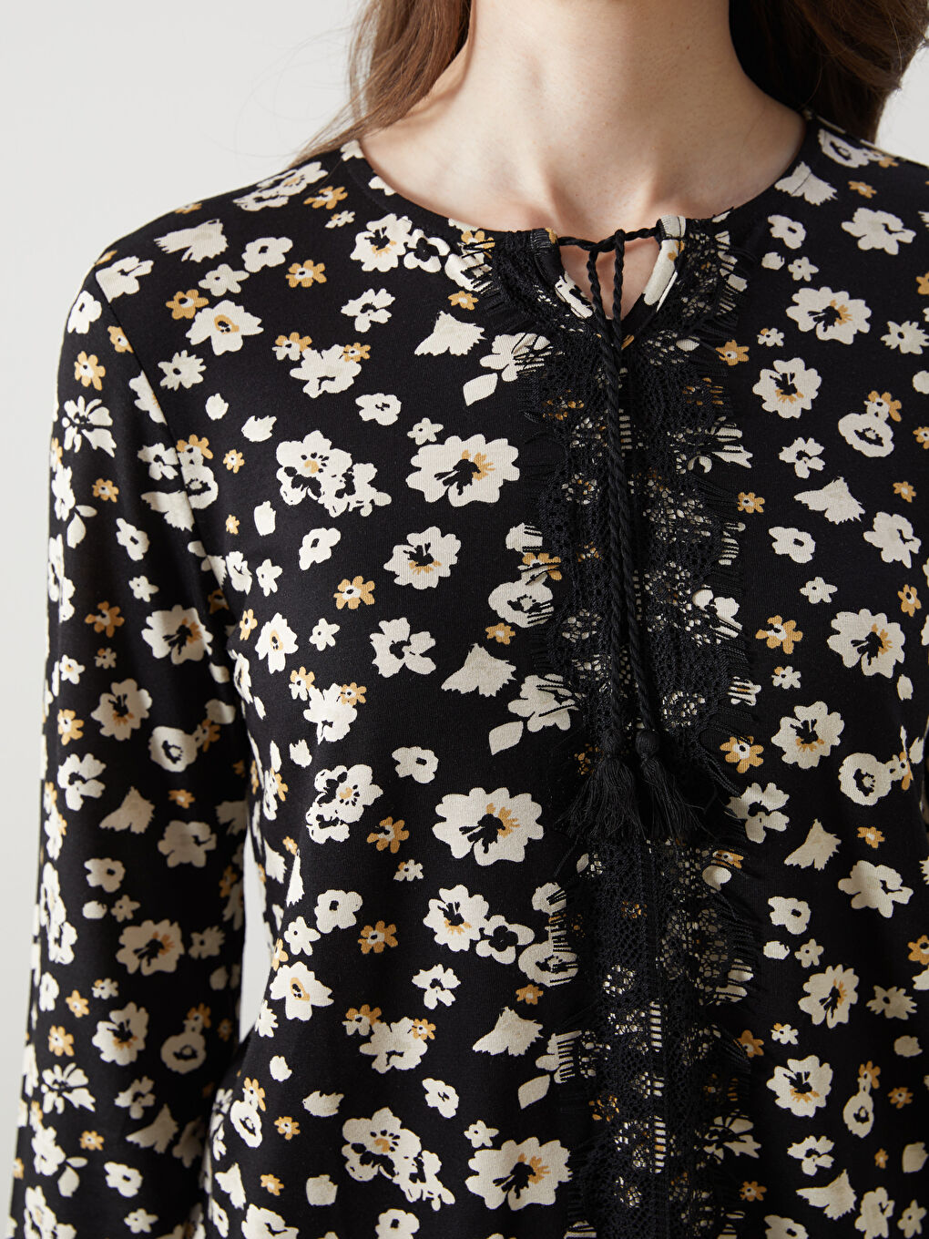 Siyah Bağlamalı Yaka Çiçekli Kadın Bluz-2