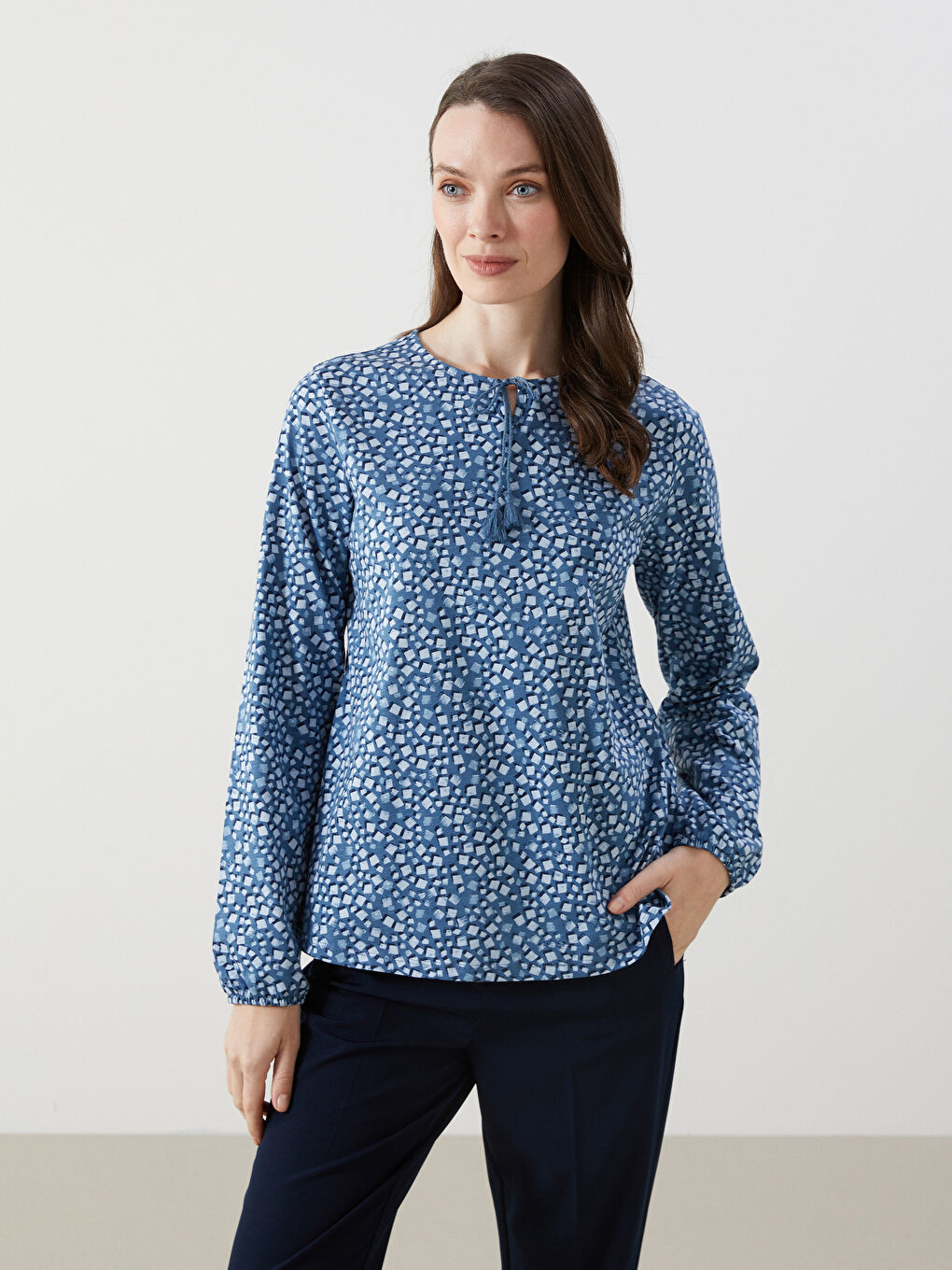 Mavi Bağlamalı Yaka Desenli Kadın Bluz