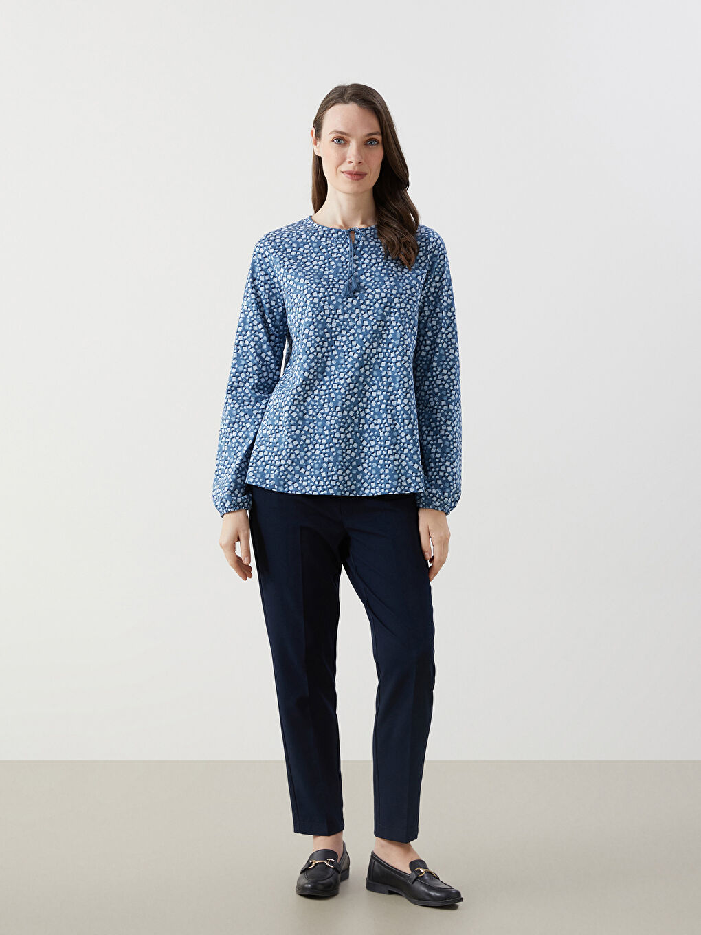 Mavi Bağlamalı Yaka Desenli Kadın Bluz-1