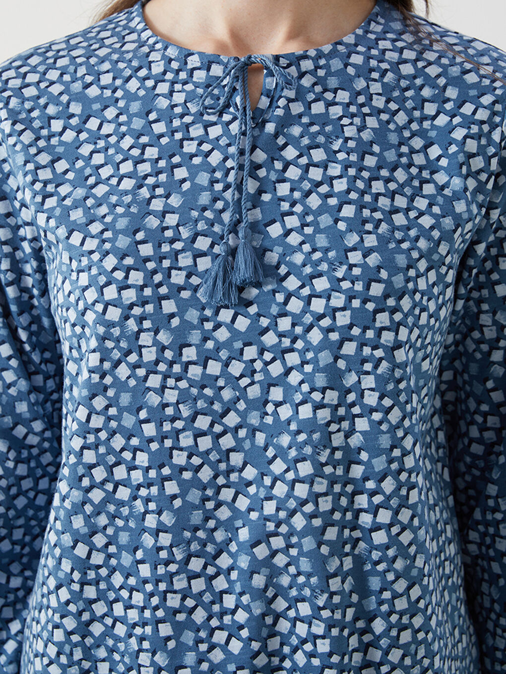 Mavi Bağlamalı Yaka Desenli Kadın Bluz-2