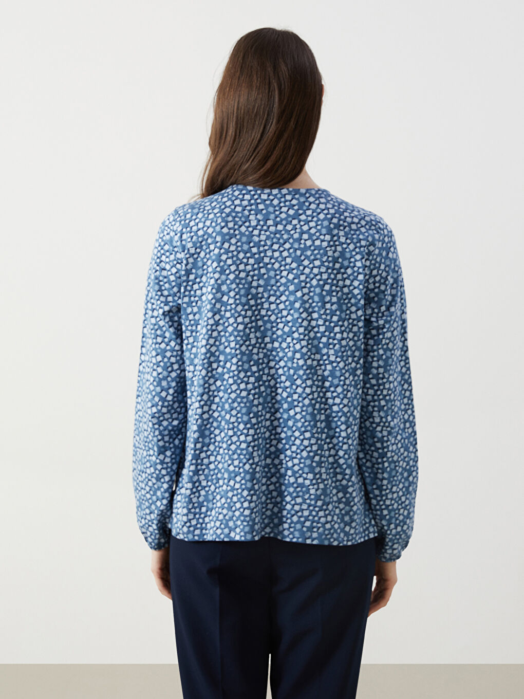 Mavi Bağlamalı Yaka Desenli Kadın Bluz-3