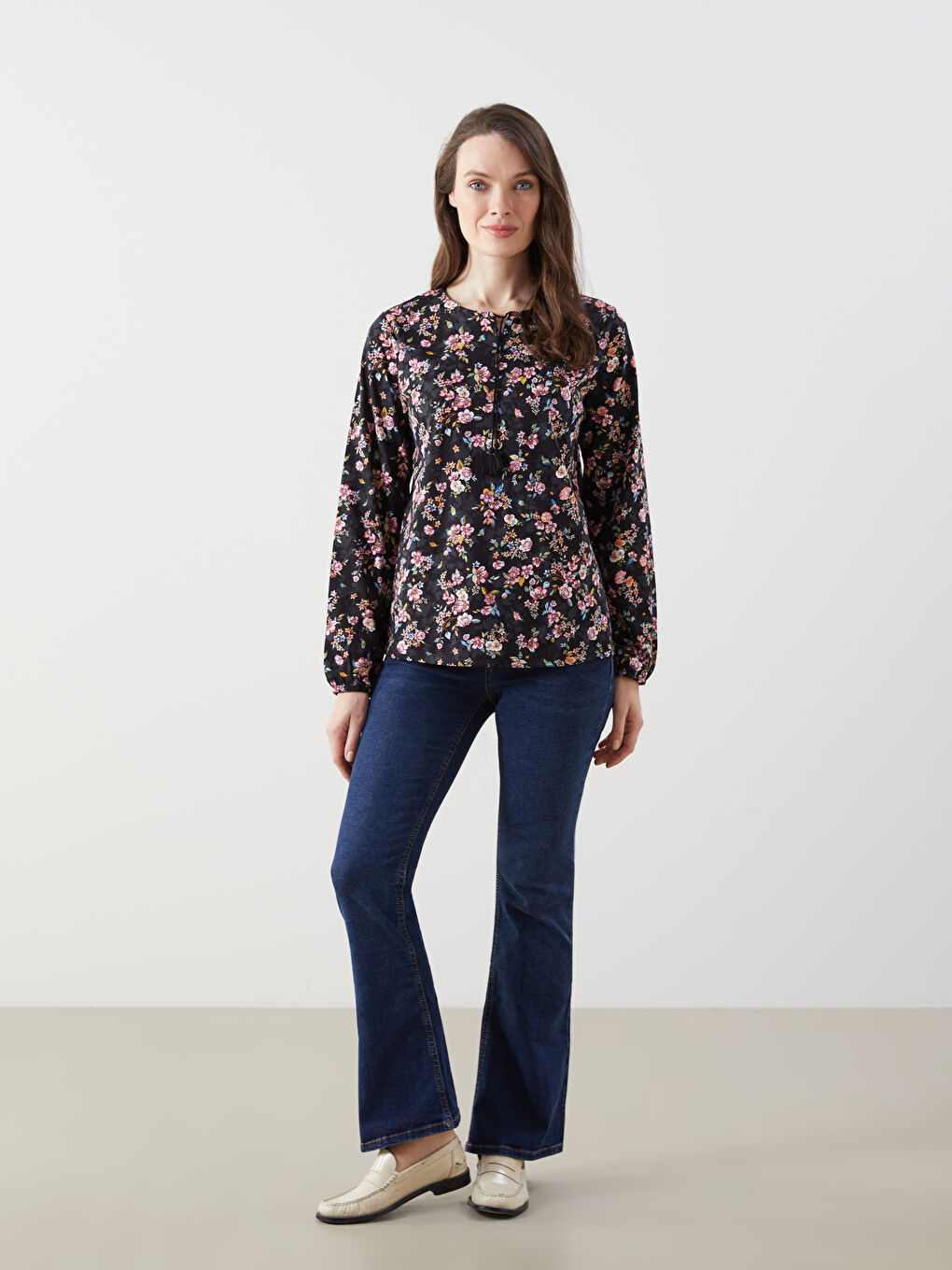 Siyah Bağlamalı Yaka Çiçekli Kadın Bluz-1