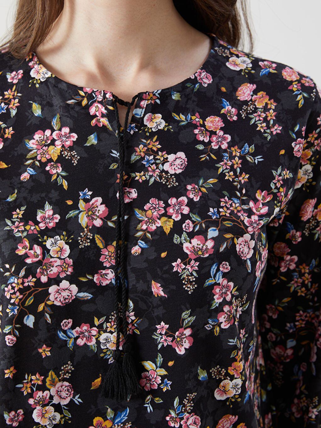 Siyah Bağlamalı Yaka Çiçekli Kadın Bluz-2