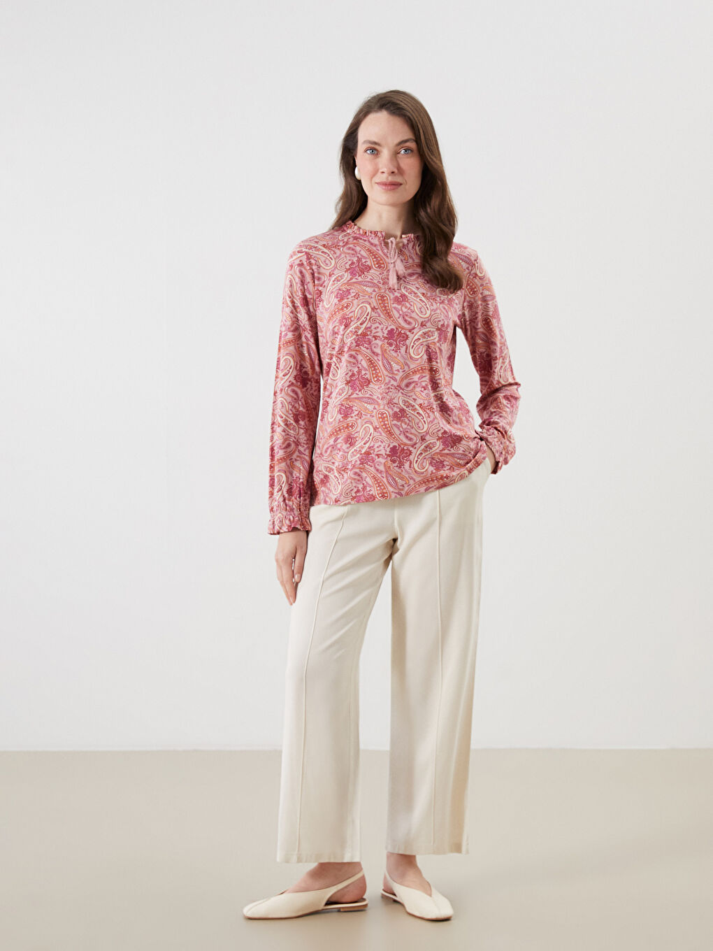 بلوزة بربطة عنق ونقشة عرقية-1