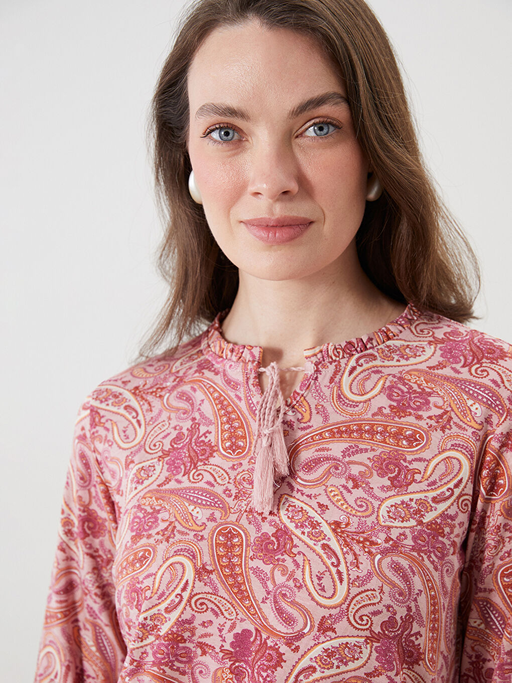 بلوزة بربطة عنق ونقشة عرقية-2