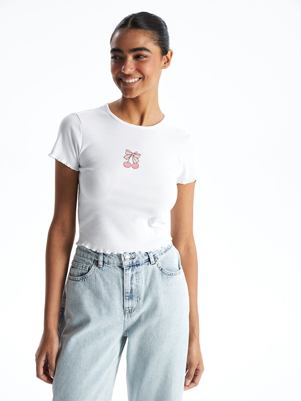 XSIDE Beyaz Bisiklet Yaka Nakışlı Kadın Crop - 1