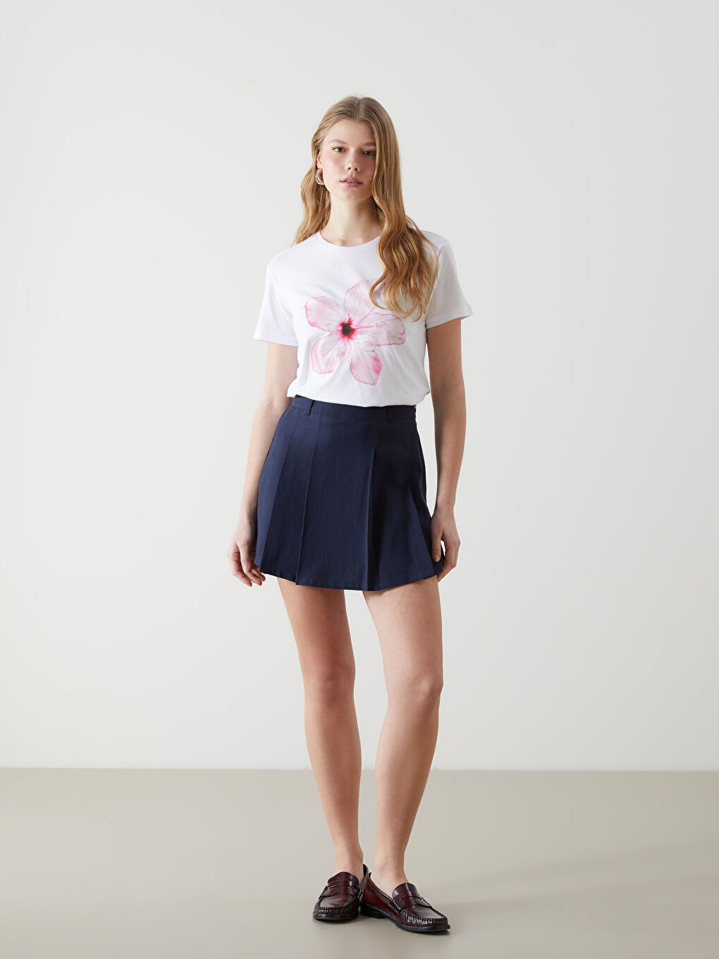 Beyaz Bisiklet Yaka Çiçekli Kadın Tişört-1