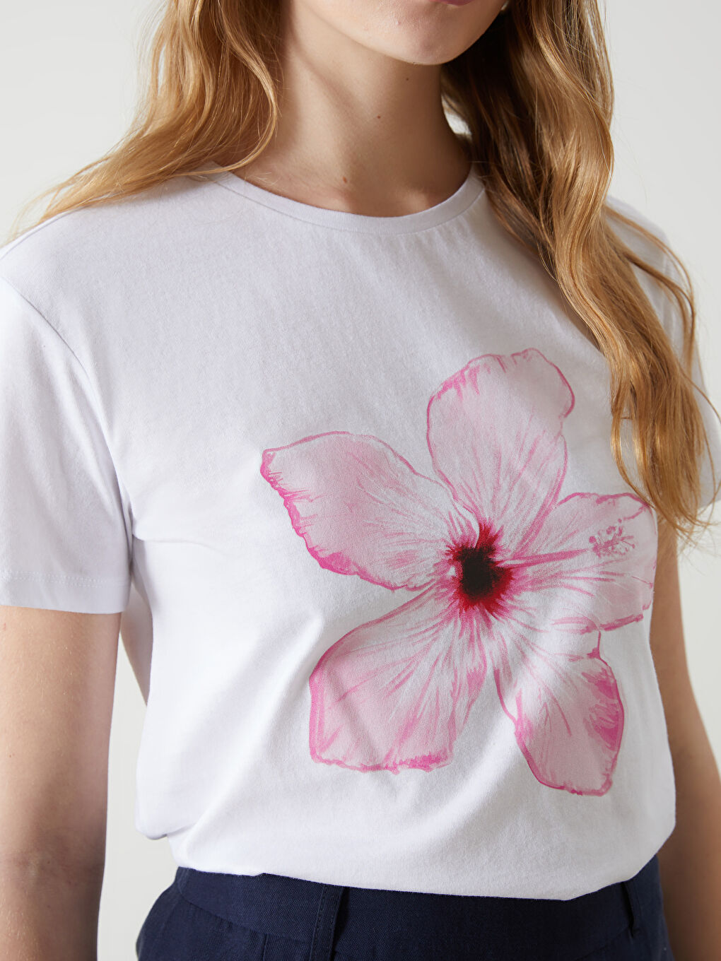 Beyaz Bisiklet Yaka Çiçekli Kadın Tişört-2