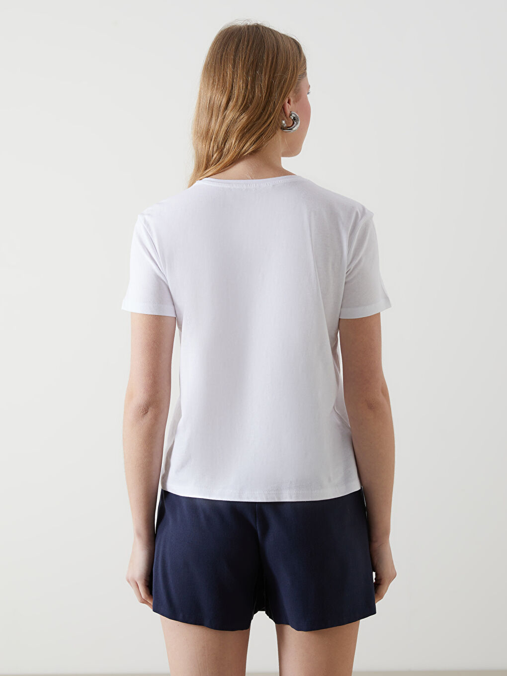 Beyaz Bisiklet Yaka Çiçekli Kadın Tişört-3