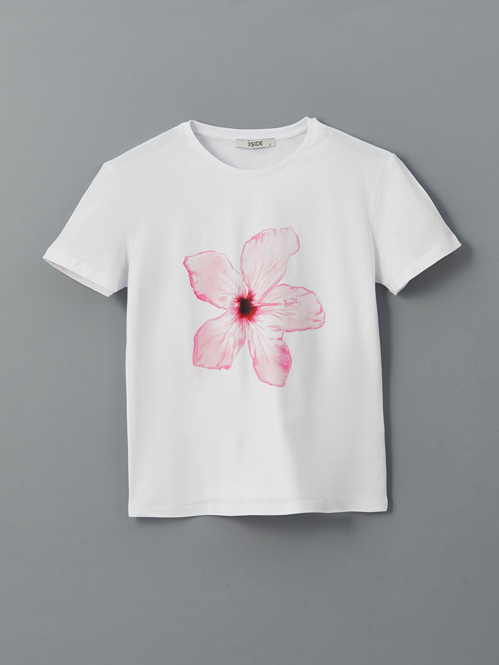 Beyaz Bisiklet Yaka Çiçekli Kadın Tişört-4